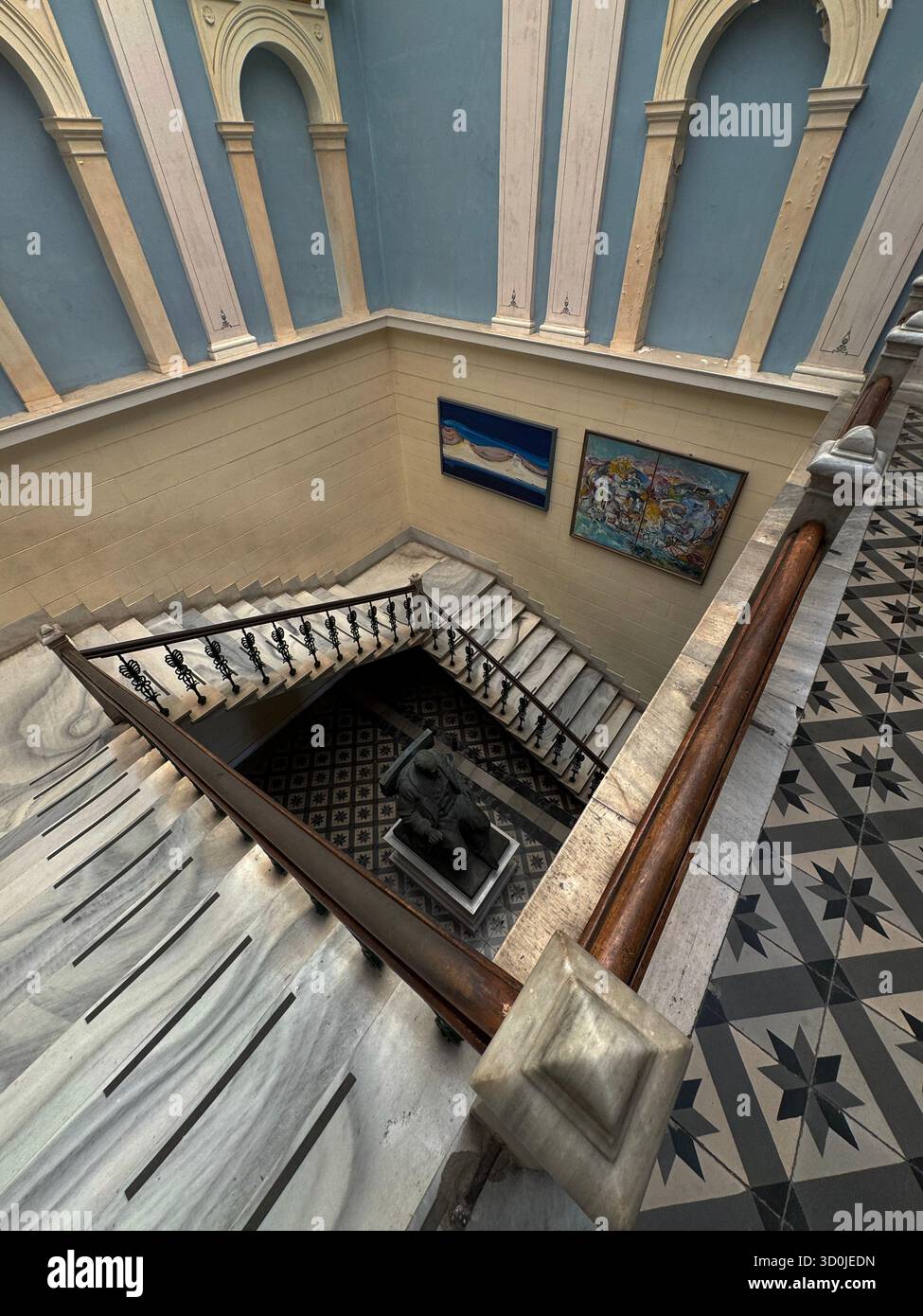 Interni architettonici e scalinata del municipio neoclassico in Piazza Miaouli a Ermoupoli - Isola di Syros, Isole Cicladi, Grecia Foto Stock