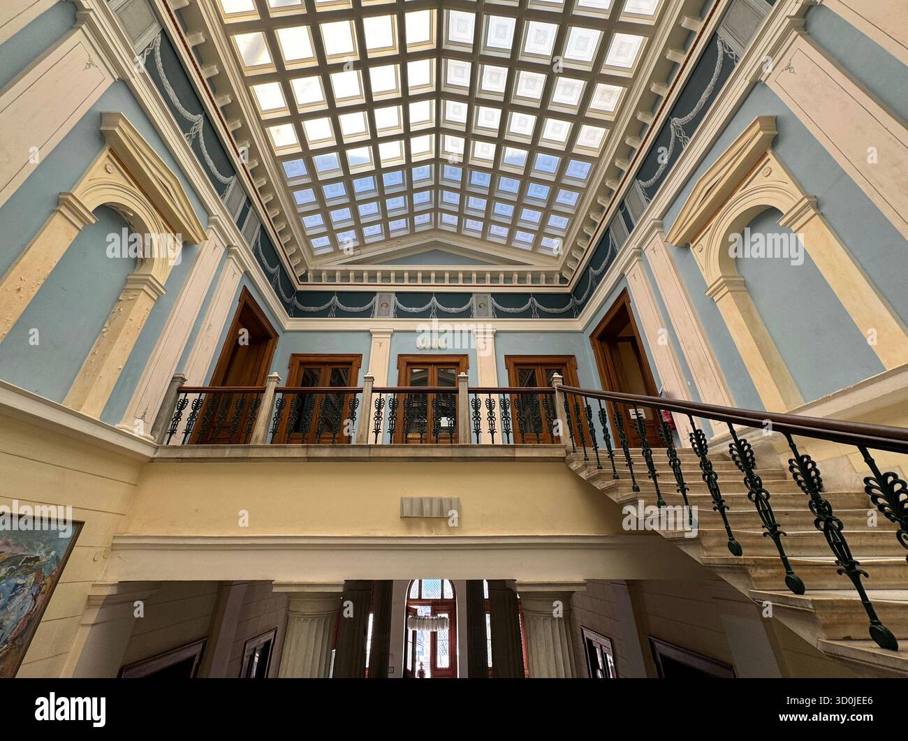 Interni architettonici e scalinata del municipio neoclassico in Piazza Miaouli a Ermoupoli - Isola di Syros, Isole Cicladi, Grecia Foto Stock