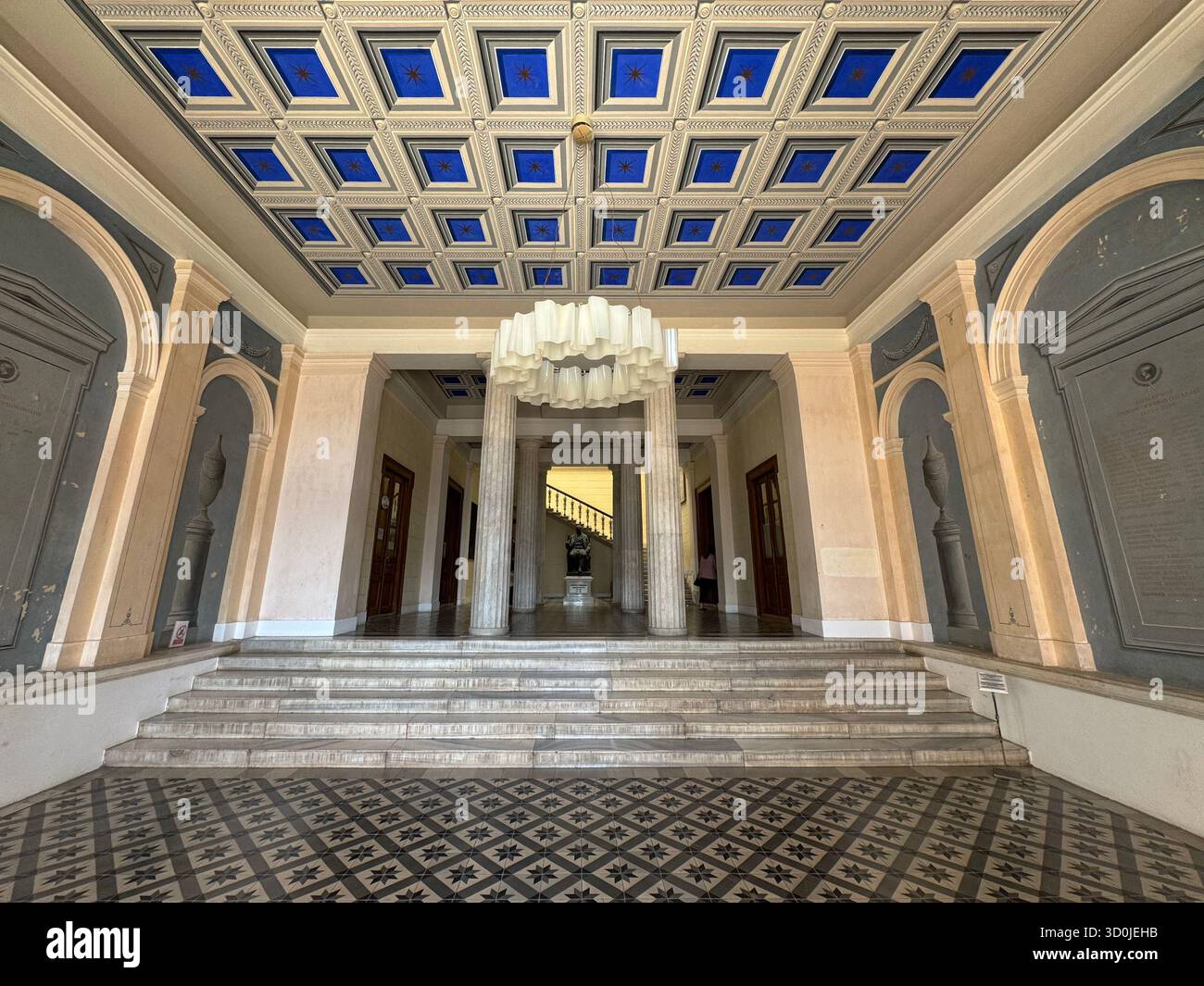 Interno architettonico del municipio neoclassico in Piazza Miaouli a Ermoupoli - Isola di Syros, Isole Cicladi, Grecia Foto Stock