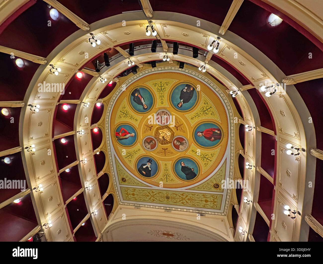 Il teatro comunale Apollo progettato dall'architetto Pietro Sampo nel 1864 nella città di Ermoupoli - Isola di Syros, Isole Cicladi, Grecia Foto Stock