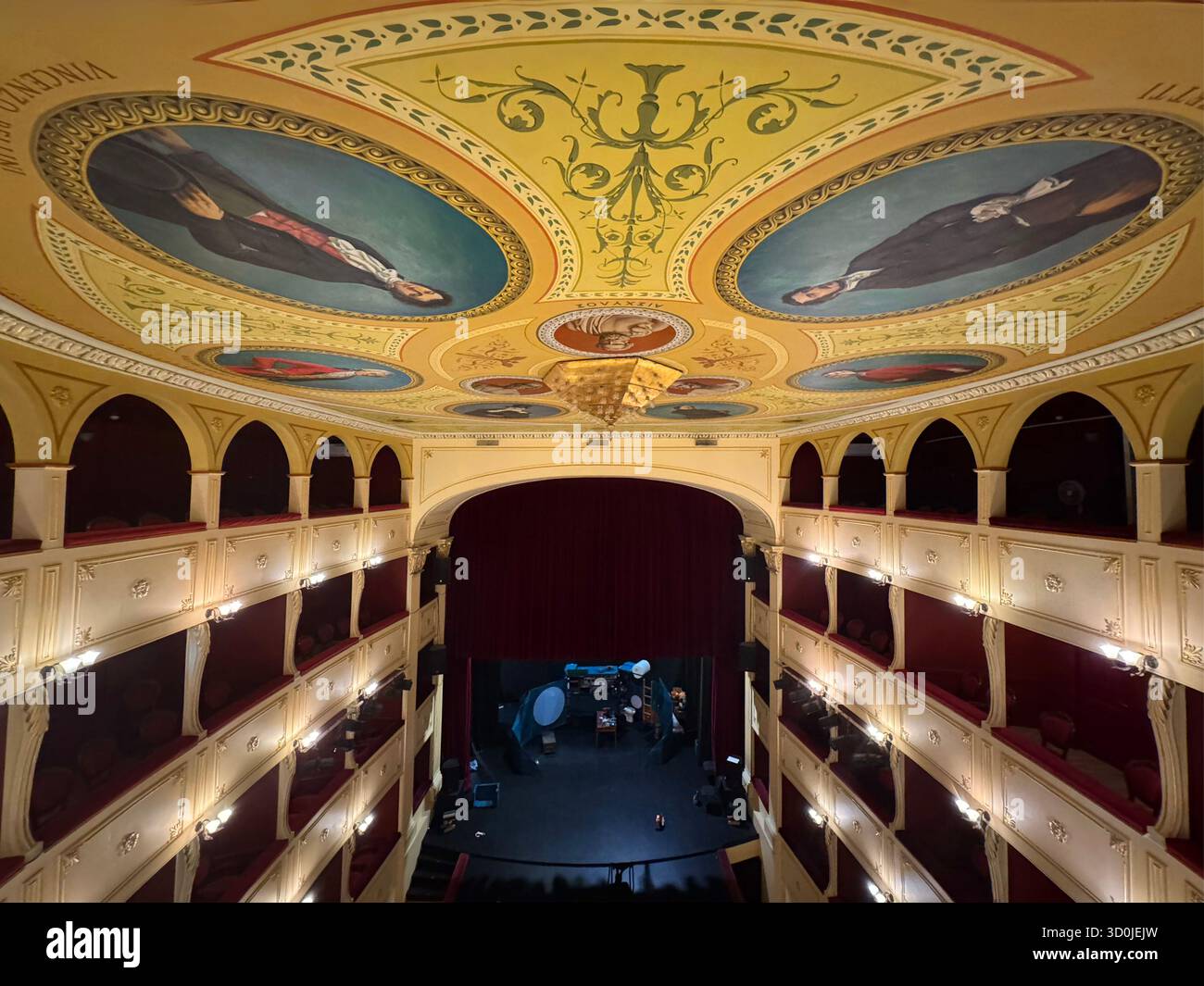 Il teatro comunale Apollo progettato dall'architetto Pietro Sampo nel 1864 nella città di Ermoupoli - Isola di Syros, Isole Cicladi, Grecia Foto Stock
