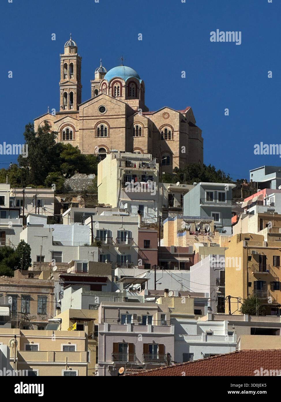 La chiesa della Metamorfosi si sorge su una collina sopra la città di Ermoupoli - Isola di Syros, Isole Cicladi, Grecia Foto Stock