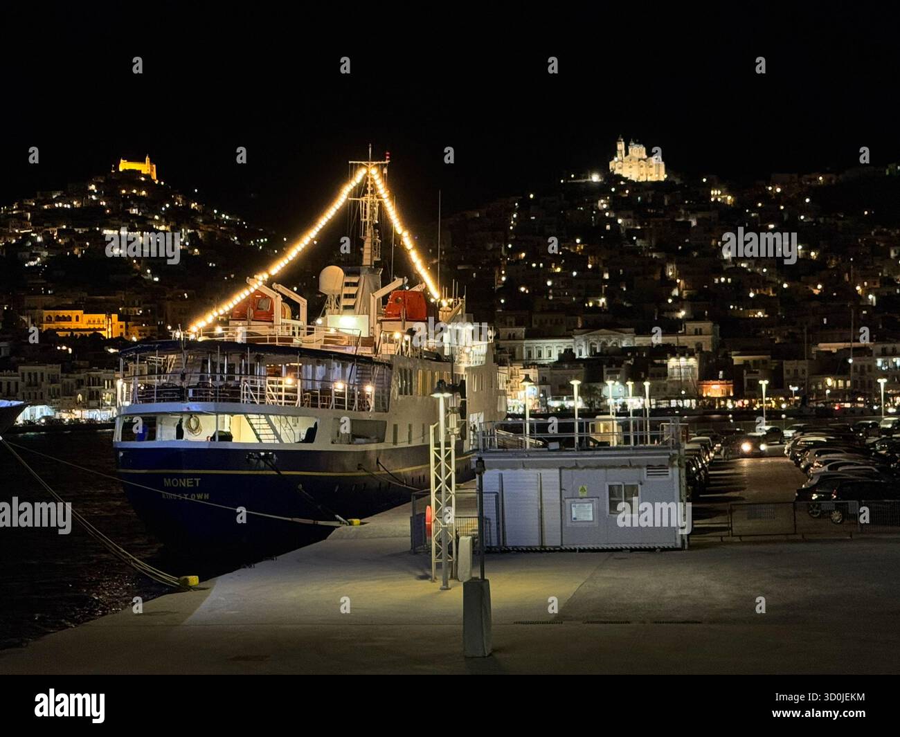 La città portuale di Ermoupoli di notte - Isola di Syros, Isole Cicladi, Grecia Foto Stock