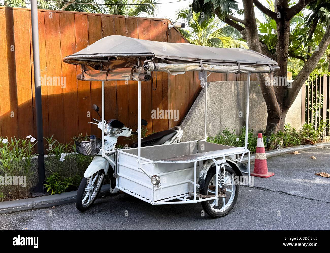 Tradizionale carrello tailandese di cibo di strada su una moto a tre ruote con baldacchino. Cucina mobile locale utilizzata dai venditori ambulanti. Foto Stock