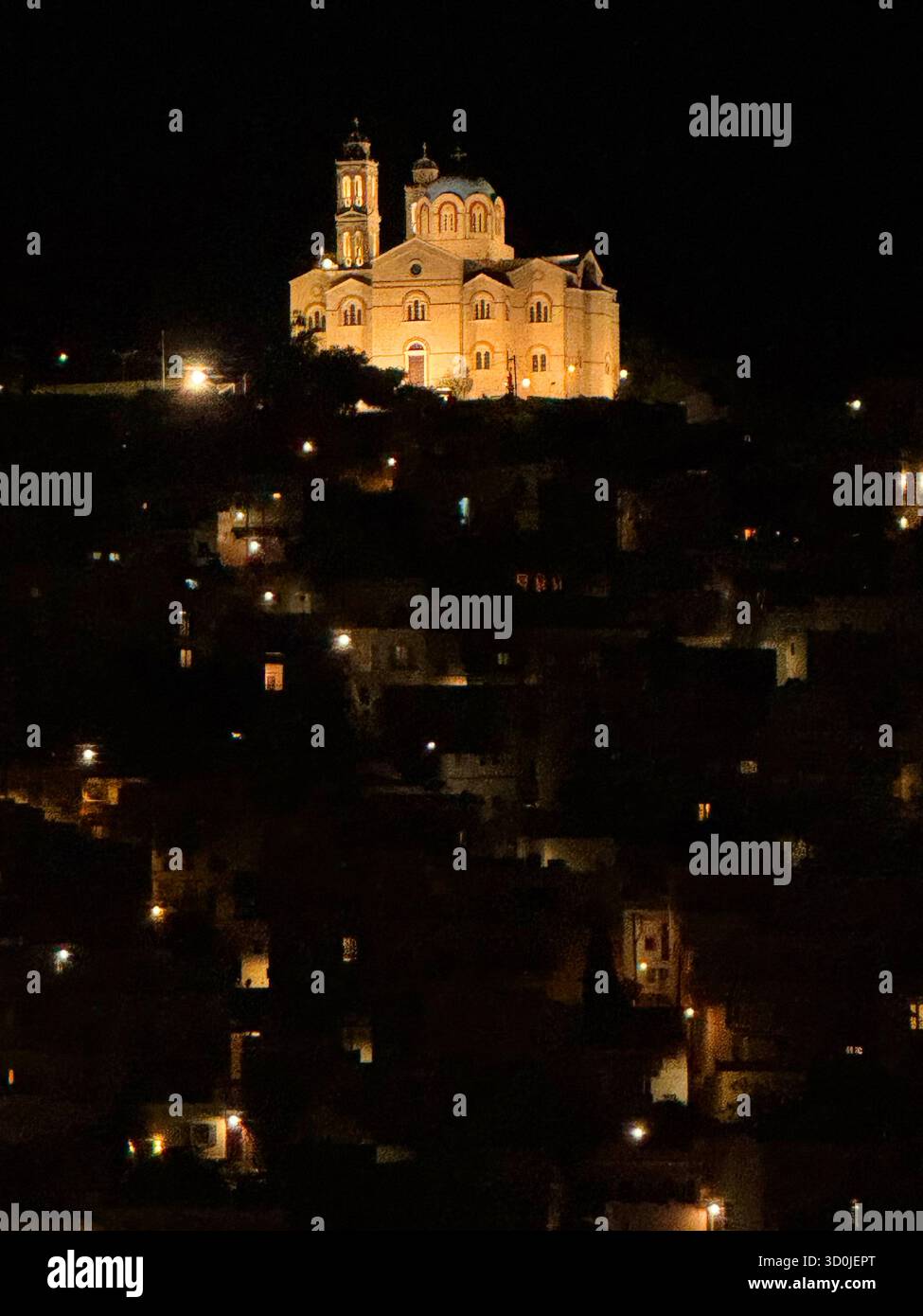 La foto notturna della chiesa di Metamorfosi si si trova su una collina sopra la città di Ermoupoli di notte: L'isola di Syros, le isole Cicladi, la Grecia Foto Stock