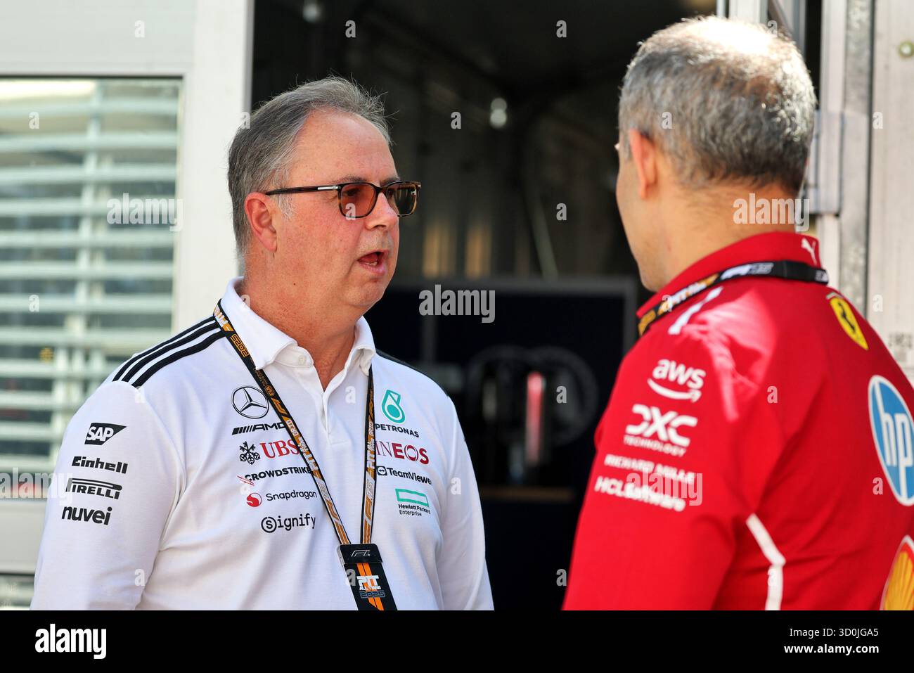 Città del Messico, Messico. 23 ottobre 2025. (Da L a R): Ron Meadows (GBR) Direttore sportivo Mercedes AMG F1 con Diego Ioverno (ITA) Direttore sportivo Ferrari. 23.10.2025. Formula 1 World Championship, Rd 20, Mexican Grand Prix, città del Messico, Messico, giornata di preparazione. Crediti: James Moy/Alamy Live News Foto Stock