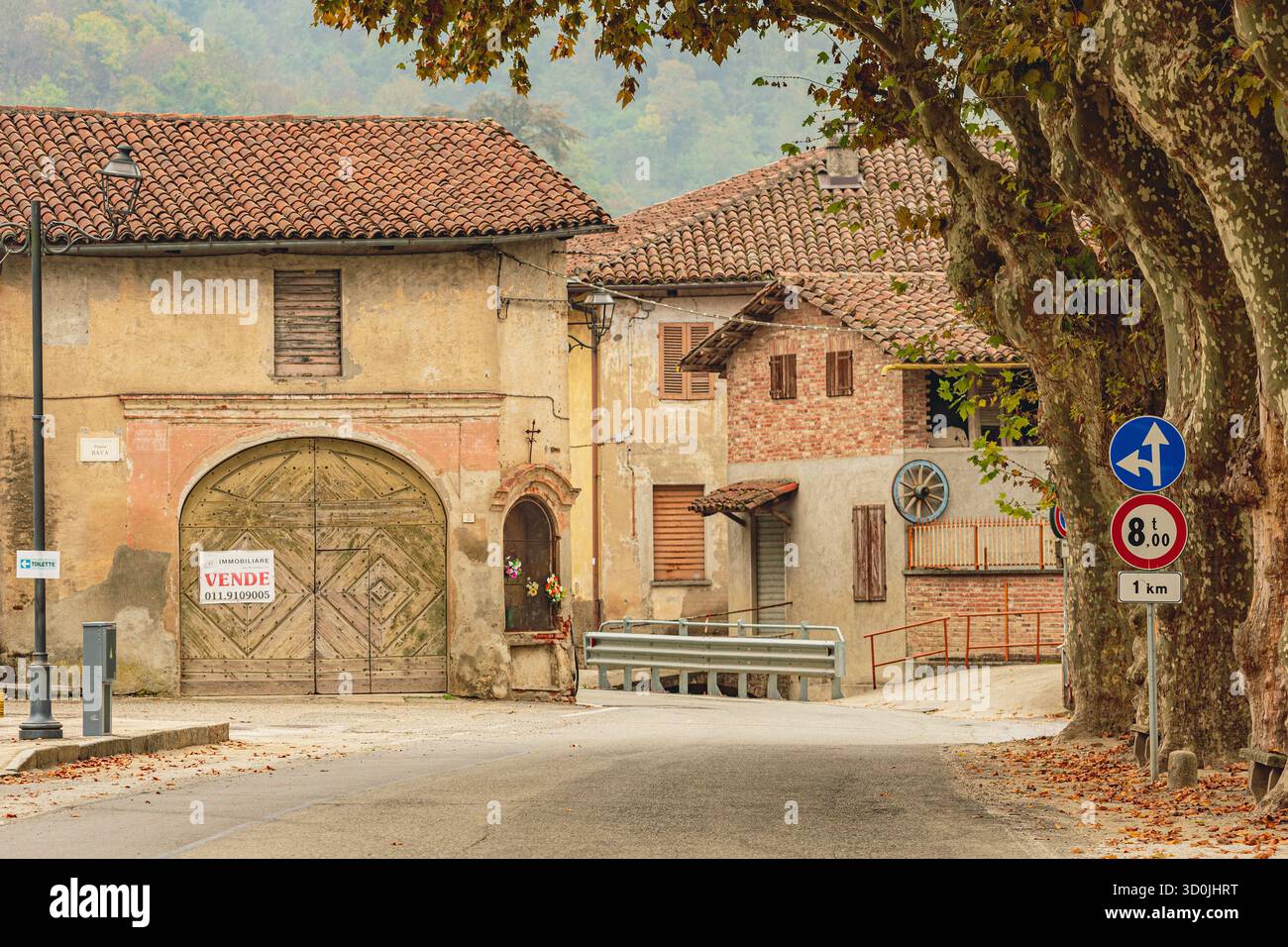 Scenario autunnale a Monteu da po, un affascinante borgo piemontese con edifici storici e una chiesa sulla collina Foto Stock