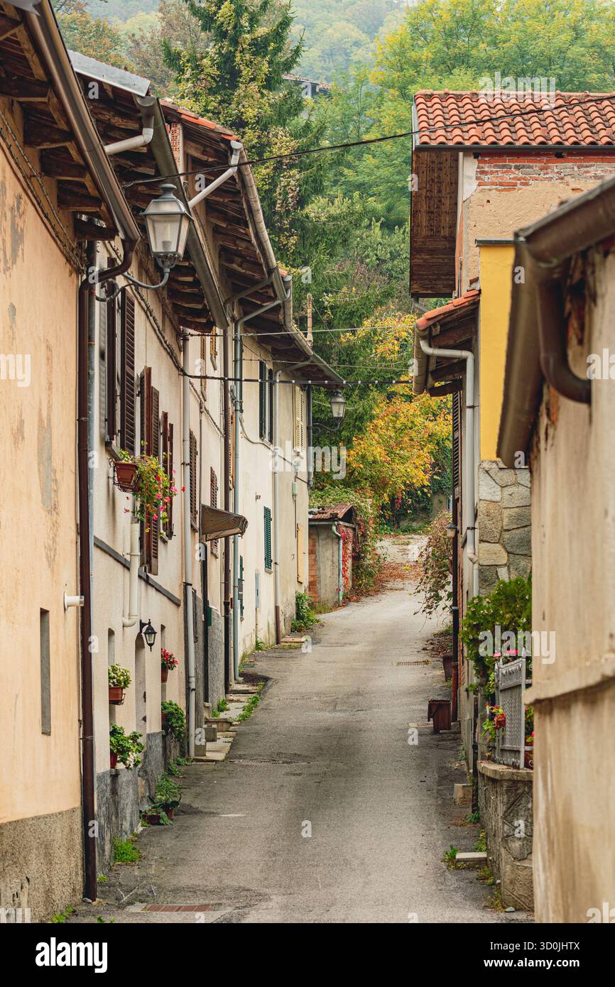 Stradina stretta di Monteu da po, un incantevole paesino del Piemonte Foto Stock