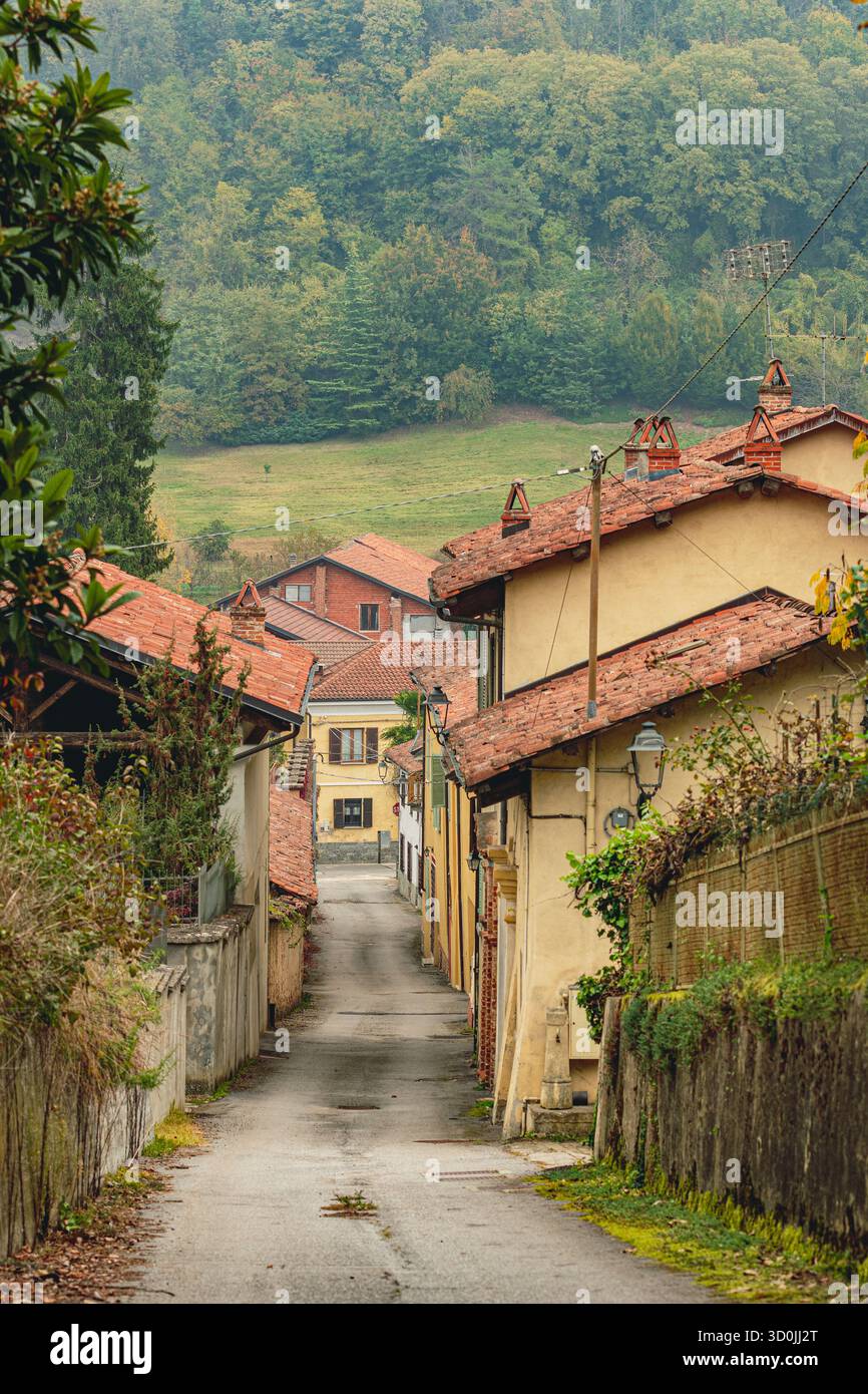 Stradina stretta di Monteu da po, un incantevole paesino del Piemonte Foto Stock
