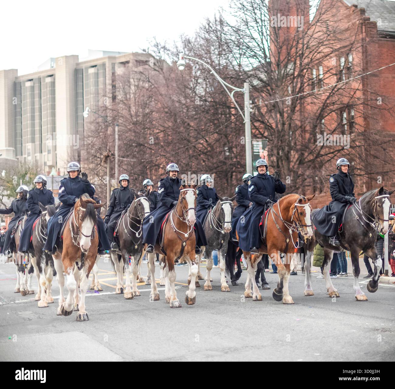 Toronto Ontario, Canada - 26 novembre 2023: Toronto Mounted Police alla parata annuale di Santa Clause di Toronto. Foto Stock