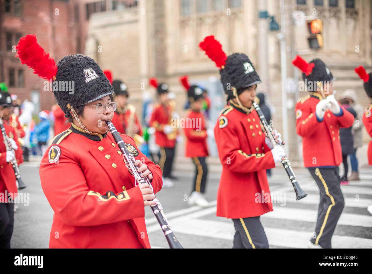 Toronto Ontario, Canada - 26 novembre 2023: Una band asiatica che suona musica natalizia durante l'annuale Babbo Natale Parata di Toronto. Foto Stock