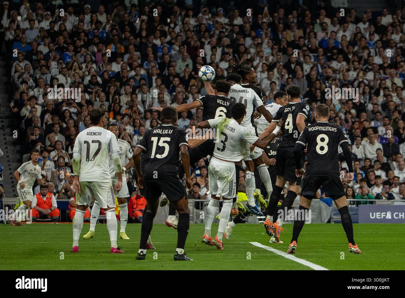 Madrid, Spagna. 22 ottobre 2025. Diversi giocatori del Real Madrid e della Juventus competono per un pallone aereo durante la partita di UEFA Champions League tra il Real Madrid e la Juventus allo stadio Santiago Bernabeu. Punteggio finale: Real Madrid 1 Juventus 0 credito: D. Canales Carvajal/Alamy Live News Foto Stock