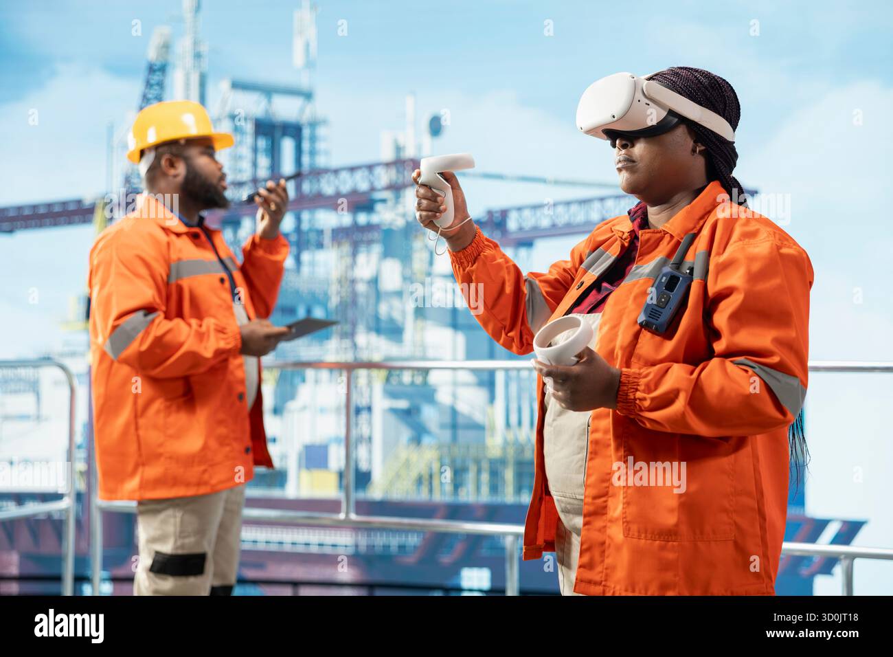 I dipendenti della piattaforma offshore monitorano le operazioni utilizzando le attrezzature con visore VR sul ponte della piattaforma petrolifera. Ingegnere chiatte che esamina le operazioni energetiche sui carri di perforazione utilizzando la simulazione in realtà virtuale Foto Stock