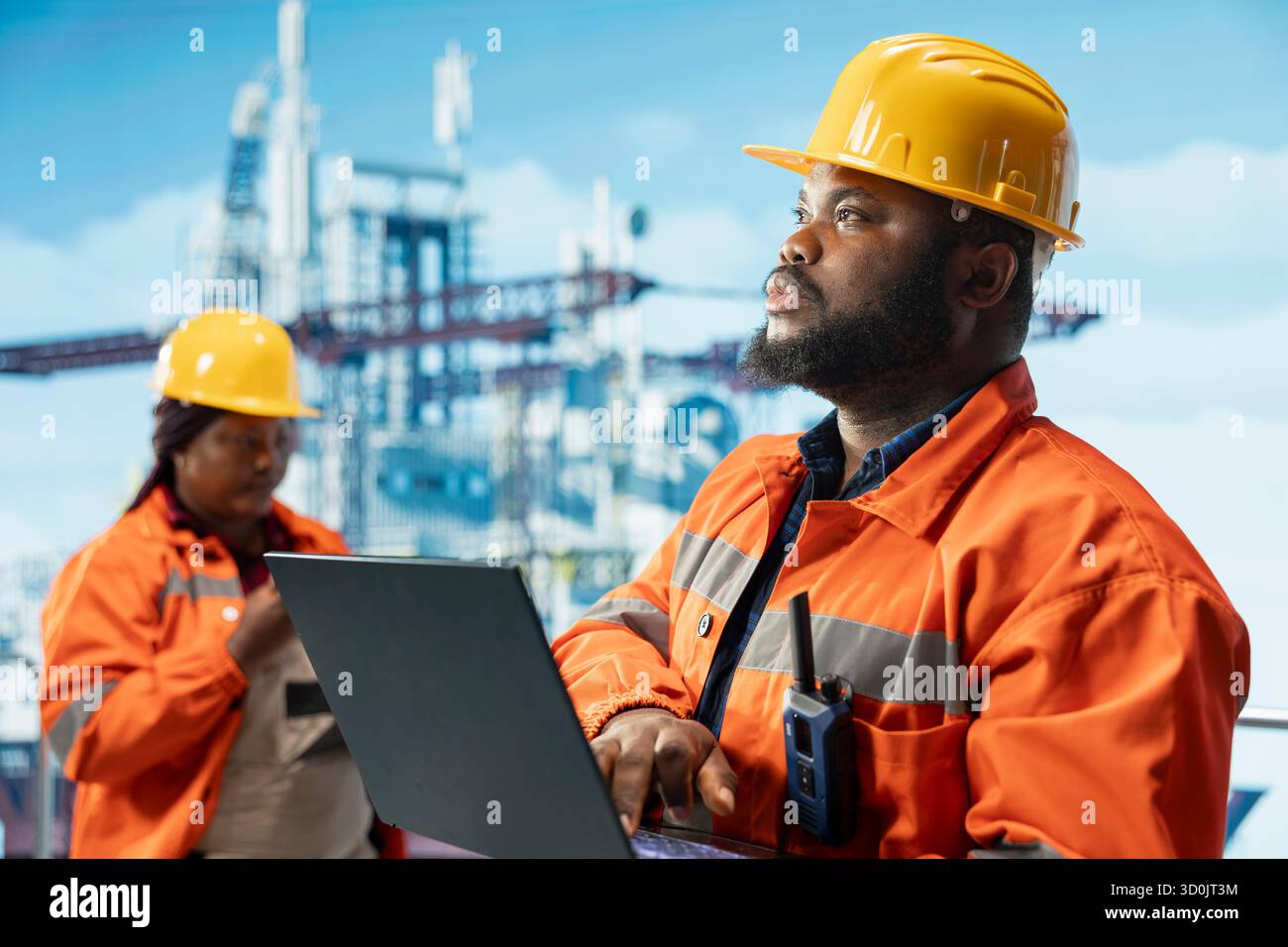 Responsabile dell'installazione offshore e tecnico che monitora le operazioni sul ponte della piattaforma petrolifera con laptop. Team leader e specialista del carro di perforazione che rivede le operazioni energetiche utilizzando un notebook Foto Stock