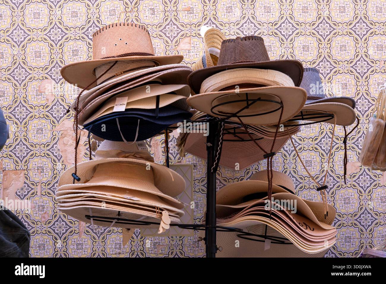 Negozio che vende vari cappelli da sole, città vecchia di Tavira, Algarve, Portogallo, Foto Stock