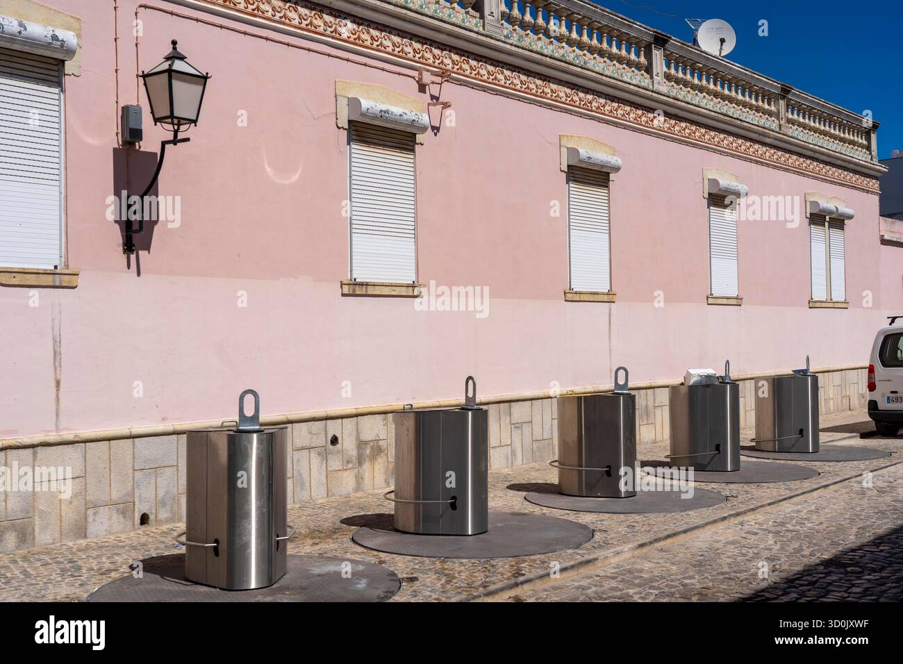 Contenitori sotterranei per rifiuti a Vila Real de Santo António, al confine con Spagna, Algarve, Portogallo Foto Stock