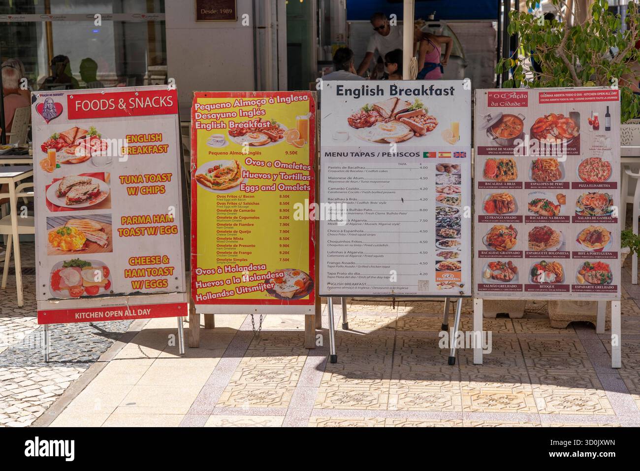 Menu, con immagini, multilingue, offerte speciali, cucina semplice, a Vila Real de Santo António, al confine con la Spagna, l'Algarve, il Portogallo Foto Stock