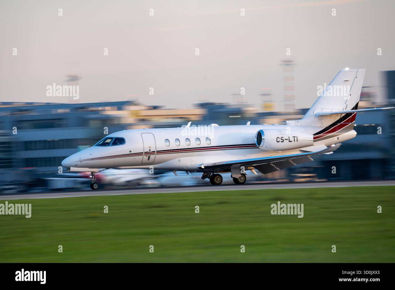 Cessna Citation Latitude jet privato della compagnia aerea privata NETJETS che atterra all'aeroporto di Düsseldorf, Renania settentrionale-Vestfalia, Germania. Foto Stock