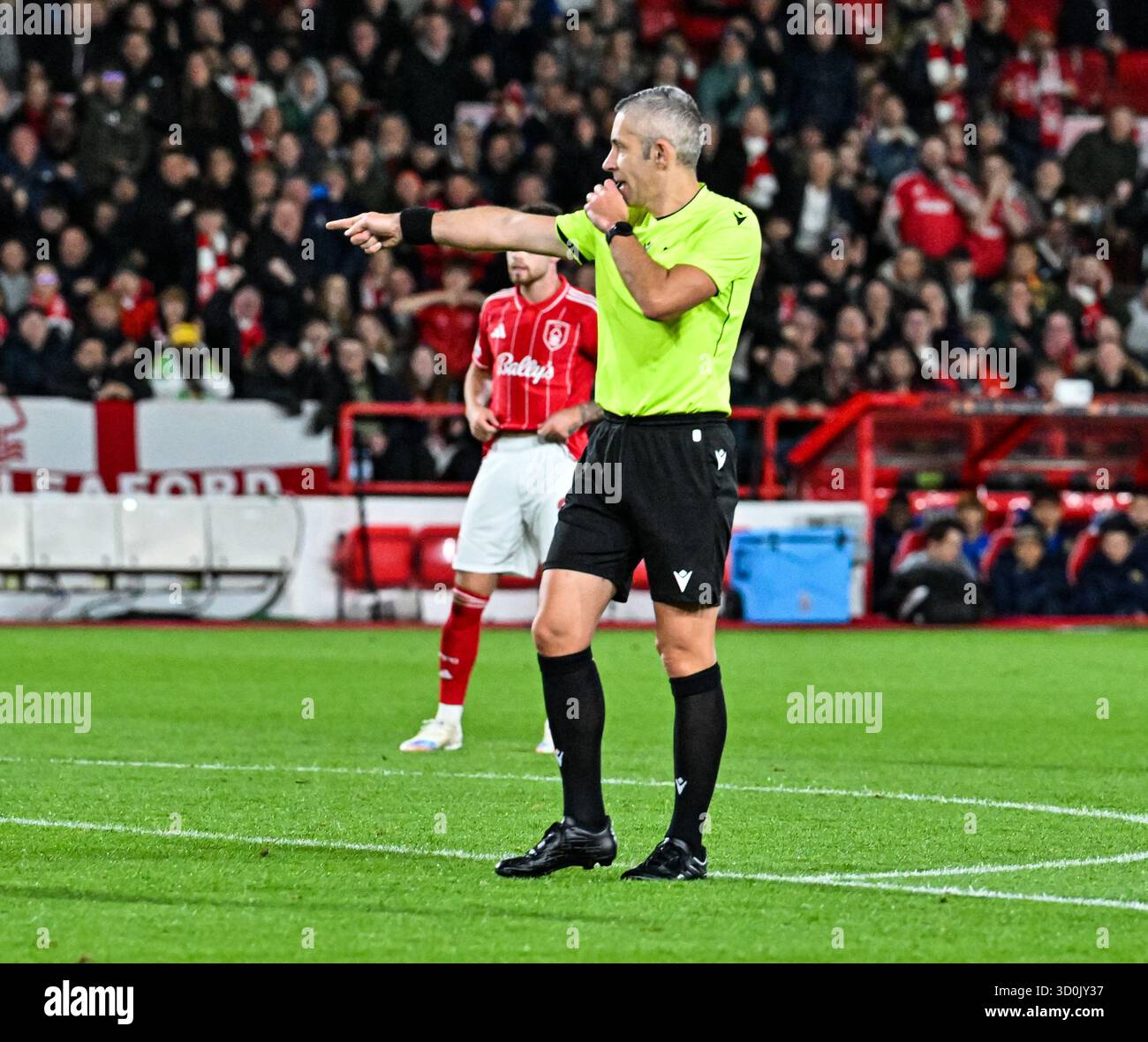 The City Ground, Nottingham, Regno Unito. 23 ottobre 2025. UEFA Europa League Football, Nottingham Forest contro Porto; l'arbitro Radu Petrescu punta al posto e assegna un calcio di rigore al Nottingham Forest Credit: Action Plus Sports/Alamy Live News Foto Stock
