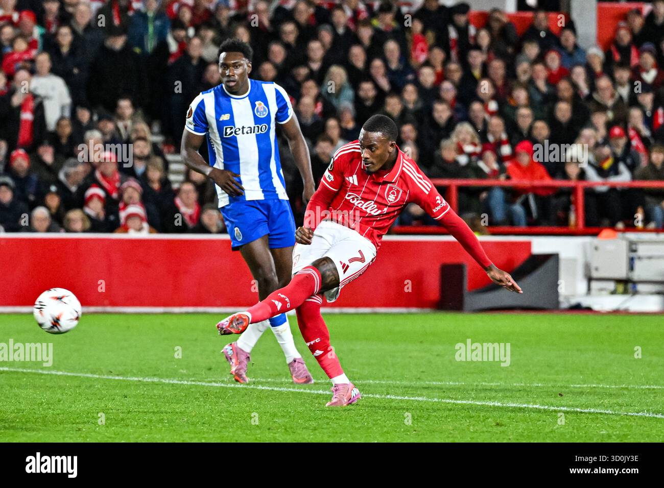 The City Ground, Nottingham, Regno Unito. 23 ottobre 2025. UEFA Europa League Football, Nottingham Forest contro Porto; Callum Hudson-Odoi di Nottingham Forest tira al gol Credit: Action Plus Sports/Alamy Live News Foto Stock