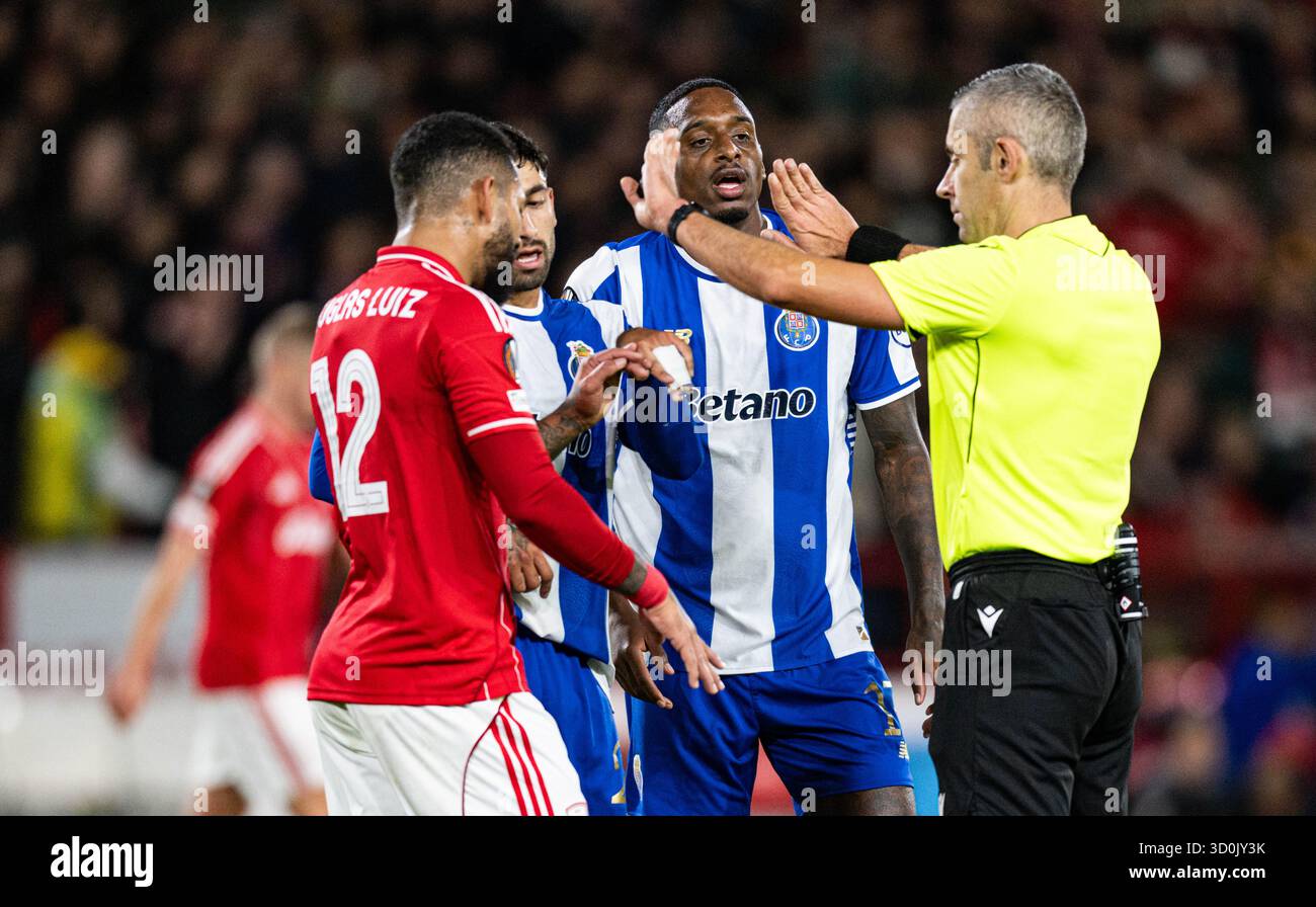 The City Ground, Nottingham, Regno Unito. 23 ottobre 2025. UEFA Europa League Football, Nottingham Forest contro Porto; l'arbitro Radu Petrescu allontana i giocatori dopo aver assegnato un rigore al Nottingham Forest Credit: Action Plus Sports/Alamy Live News Foto Stock