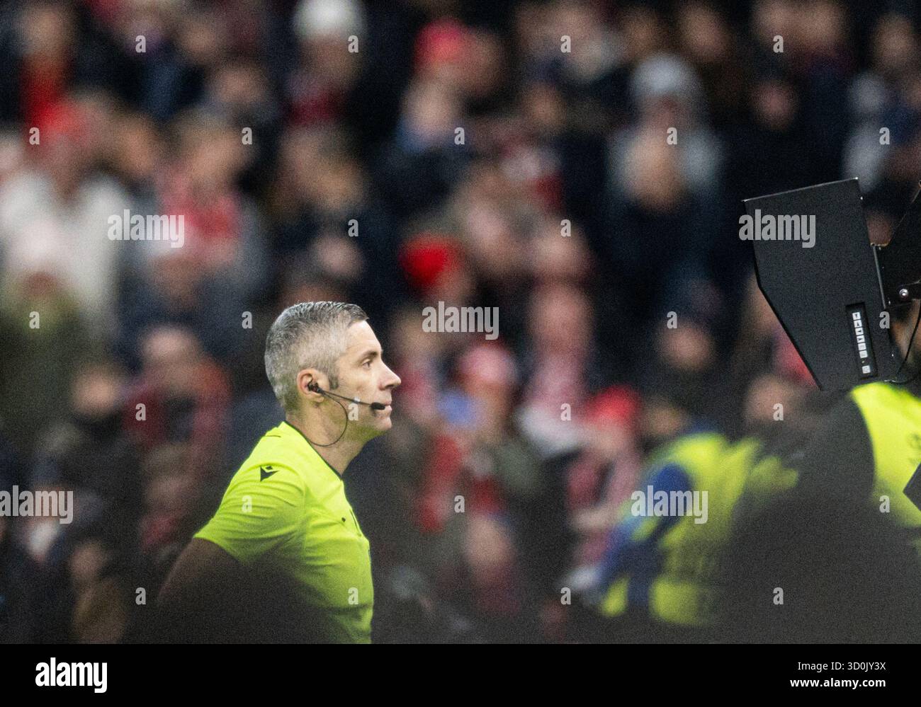 The City Ground, Nottingham, Regno Unito. 23 ottobre 2025. UEFA Europa League Football, Nottingham Forest contro Porto; l'arbitro Radu Petrescu controlla la schermata del VAR per verificare la penalità Credit: Action Plus Sports/Alamy Live News Foto Stock