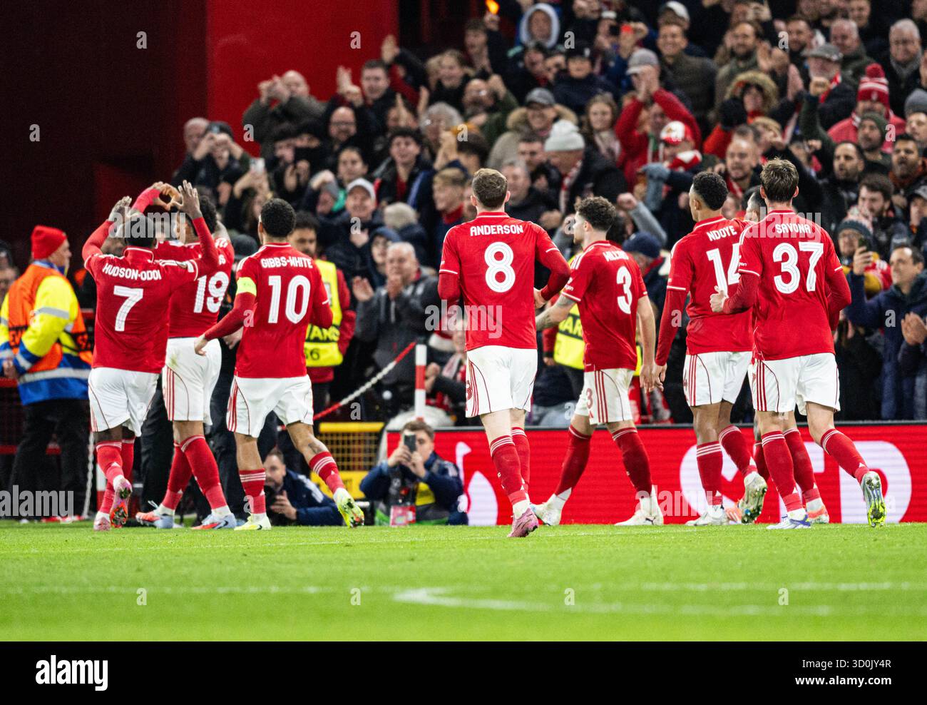 The City Ground, Nottingham, Regno Unito. 23 ottobre 2025. UEFA Europa League Football, Nottingham Forest contro Porto; Igor Jesus di Nottingham Forest festeggia con la sua squadra dopo aver segnato dal punto di rigore al 77° minuto per ottenere il punteggio 2-0 Credit: Action Plus Sports/Alamy Live News Foto Stock