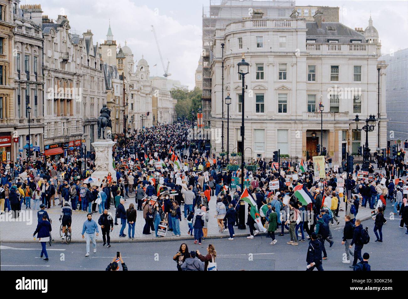 Londra, Regno Unito - 14 ottobre 2023: La folla si riunisce a Trafalgar Square per protestare contro la guerra di Gaza in solidarietà con la Palestina Foto Stock