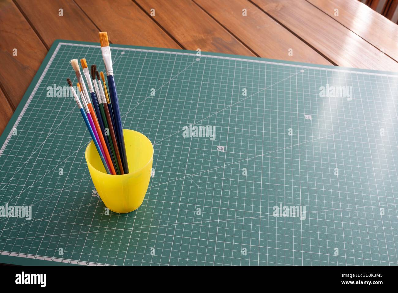 Vivace trama ravvicinata di innumerevoli nastri colorati legati come desideri o memoriali Uno sfondo denso e gioioso Che simboleggia la speranza, la fede e. Foto Stock