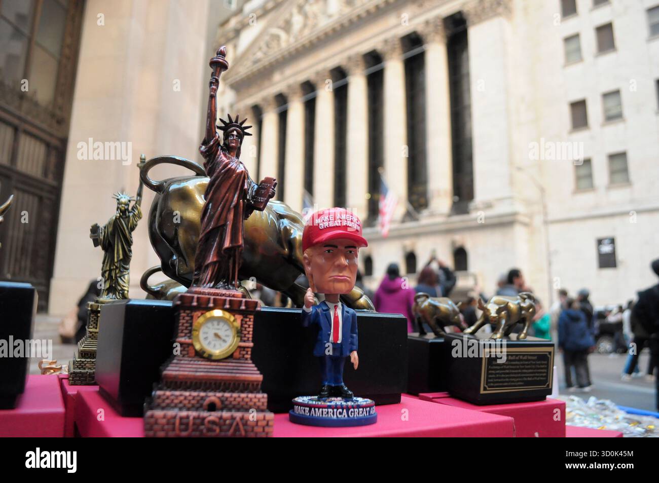Una figura a forma di bolla di Donald Trump si vede sul tavolo di un venditore di fronte alla Borsa di New York nel Financial District di Manhattan, New York City. Foto Stock