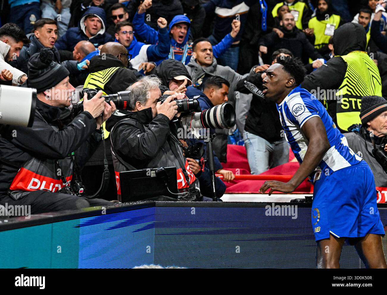 The City Ground, Nottingham, Regno Unito. 23 ottobre 2025. UEFA Europa League Football, Nottingham Forest contro Porto; Samu Aghehowa del FC Porto festeggia di fronte ai fotografi e ai tifosi in trasferta, ma l'obiettivo è escluso per fuorigioco dopo una recensione VAR Credit: Action Plus Sports/Alamy Live News Foto Stock