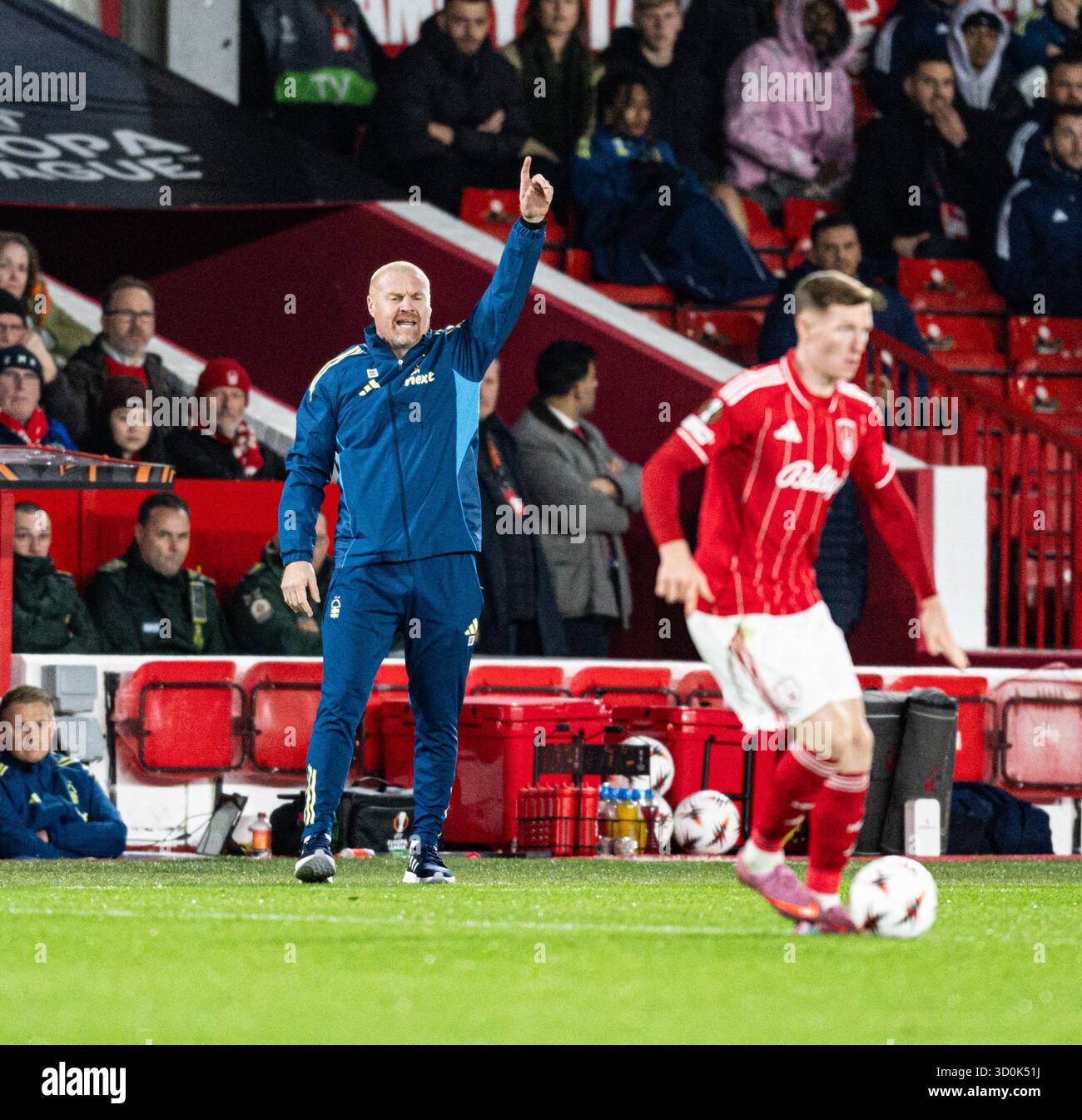 The City Ground, Nottingham, Regno Unito. 23 ottobre 2025. UEFA Europa League Football, Nottingham Forest contro Porto; il capo allenatore del Nottingham Forest Sean Dyche urla istruzioni alla sua squadra Credit: Action Plus Sports/Alamy Live News Foto Stock