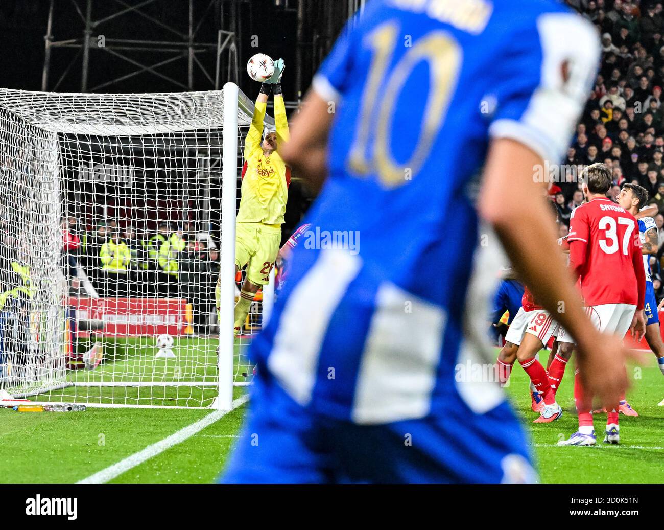 The City Ground, Nottingham, Regno Unito. 23 ottobre 2025. UEFA Europa League Football, Nottingham Forest contro Porto; Matz Sels di Nottingham Forest punta la palla al bar da un angolo di Gabri Veiga del FC Porto credito: Action Plus Sports/Alamy Live News Foto Stock
