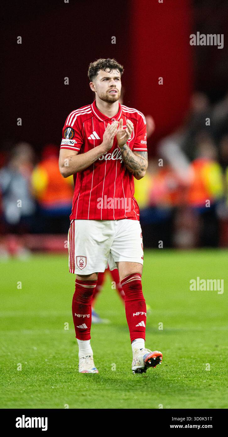 The City Ground, Nottingham, Regno Unito. 23 ottobre 2025. UEFA Europa League Football, Nottingham Forest contro Porto; Neco Williams di Nottingham Forest applaude i tifosi di casa dopo il fischio finale Credit: Action Plus Sports/Alamy Live News Foto Stock