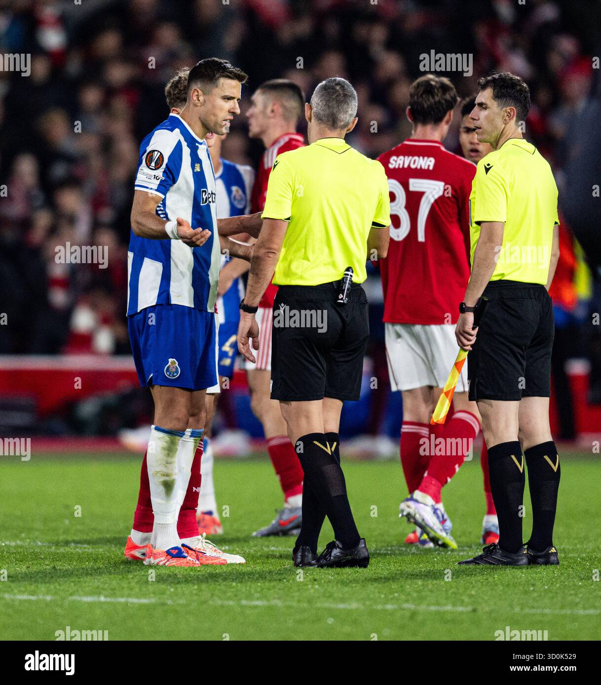 The City Ground, Nottingham, Regno Unito. 23 ottobre 2025. UEFA Europa League Football, Nottingham Forest contro Porto; Jan Bednarek del FC Porto ha una discussione con l'arbitro Radu Petrescu dopo il fischio finale Credit: Action Plus Sports/Alamy Live News Foto Stock