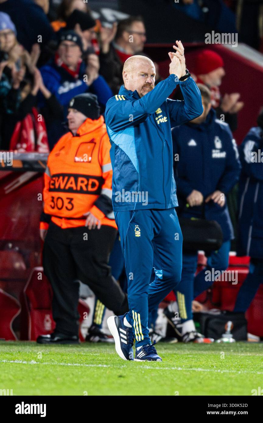 The City Ground, Nottingham, Regno Unito. 23 ottobre 2025. UEFA Europa League Football, Nottingham Forest contro Porto; il capo allenatore del Nottingham Forest Sean Dyche applaudisce i tifosi di casa dopo il fischio finale Credit: Action Plus Sports/Alamy Live News Foto Stock