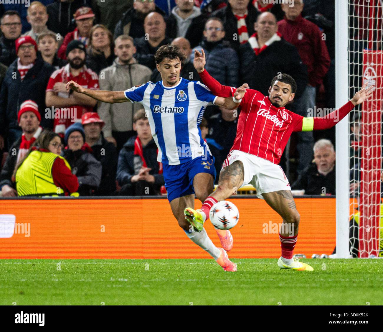 The City Ground, Nottingham, Regno Unito. 23 ottobre 2025. UEFA Europa League Football, Nottingham Forest contro Porto; Morgan Gibbs-White di Nottingham Forest sfida Gabri Veiga del FC Porto per la palla Credit: Action Plus Sports/Alamy Live News Foto Stock