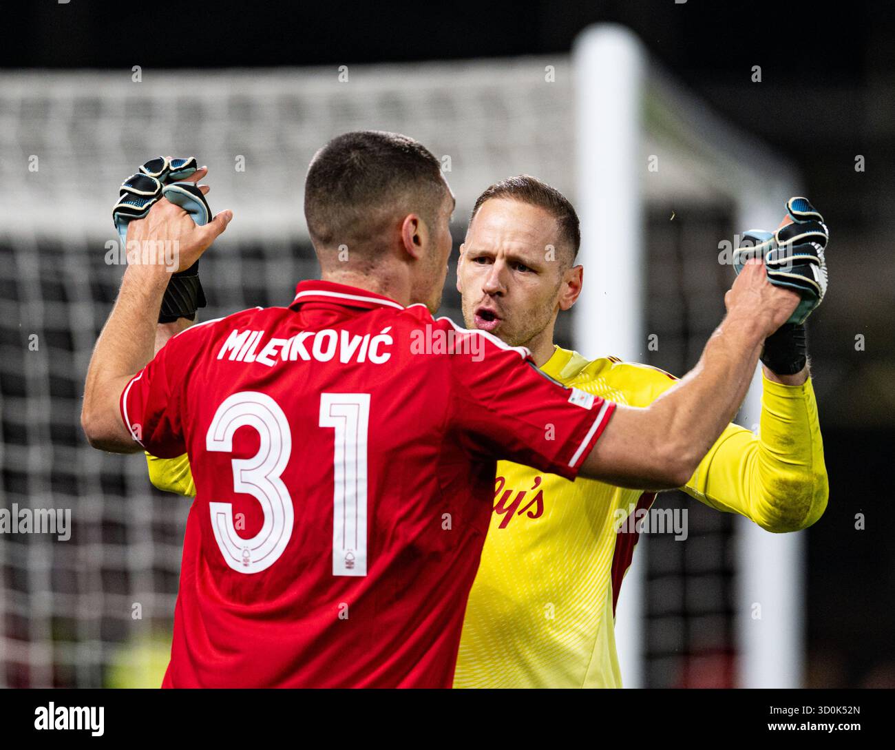 The City Ground, Nottingham, Regno Unito. 23 ottobre 2025. UEFA Europa League Football, Nottingham Forest contro Porto; Matz Sels di Nottingham Forest si congratula con Nikola Milenkovic per aver realizzato un importante defensive tackle Credit: Action Plus Sports/Alamy Live News Foto Stock