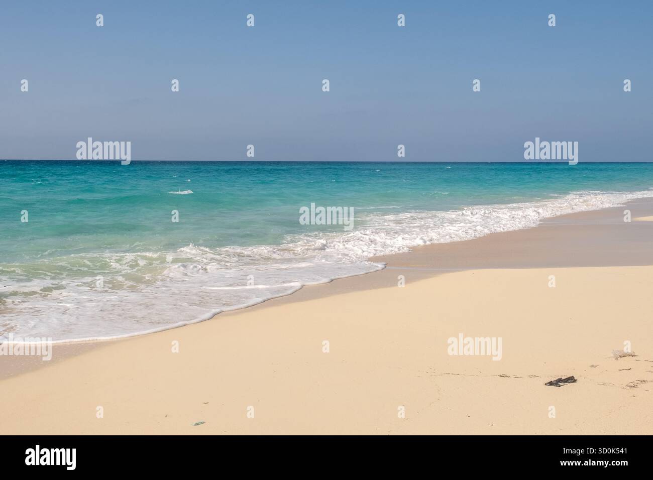 Nella popolare località turistica della Costa Nord dell'Egitto, le acque blu tropicali del Mediterraneo sono visibili nel governatorato di Matrouh Foto Stock