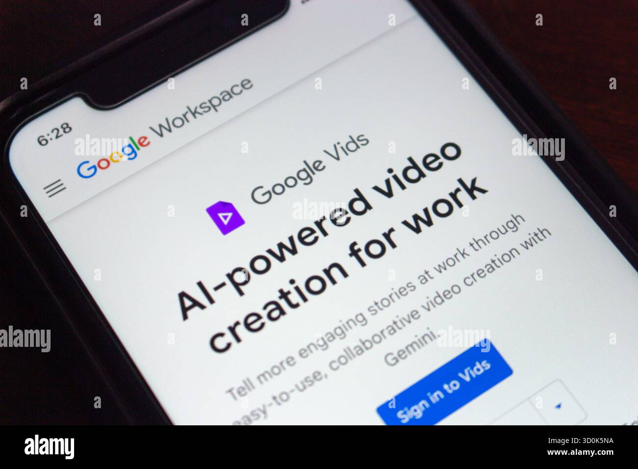 Primo piano dello schermo dello smartphone che visualizza Google Vids, uno strumento di creazione video basato sull'intelligenza artificiale per progetti di lavoro collaborativi all'interno di Google Workspace. Foto Stock