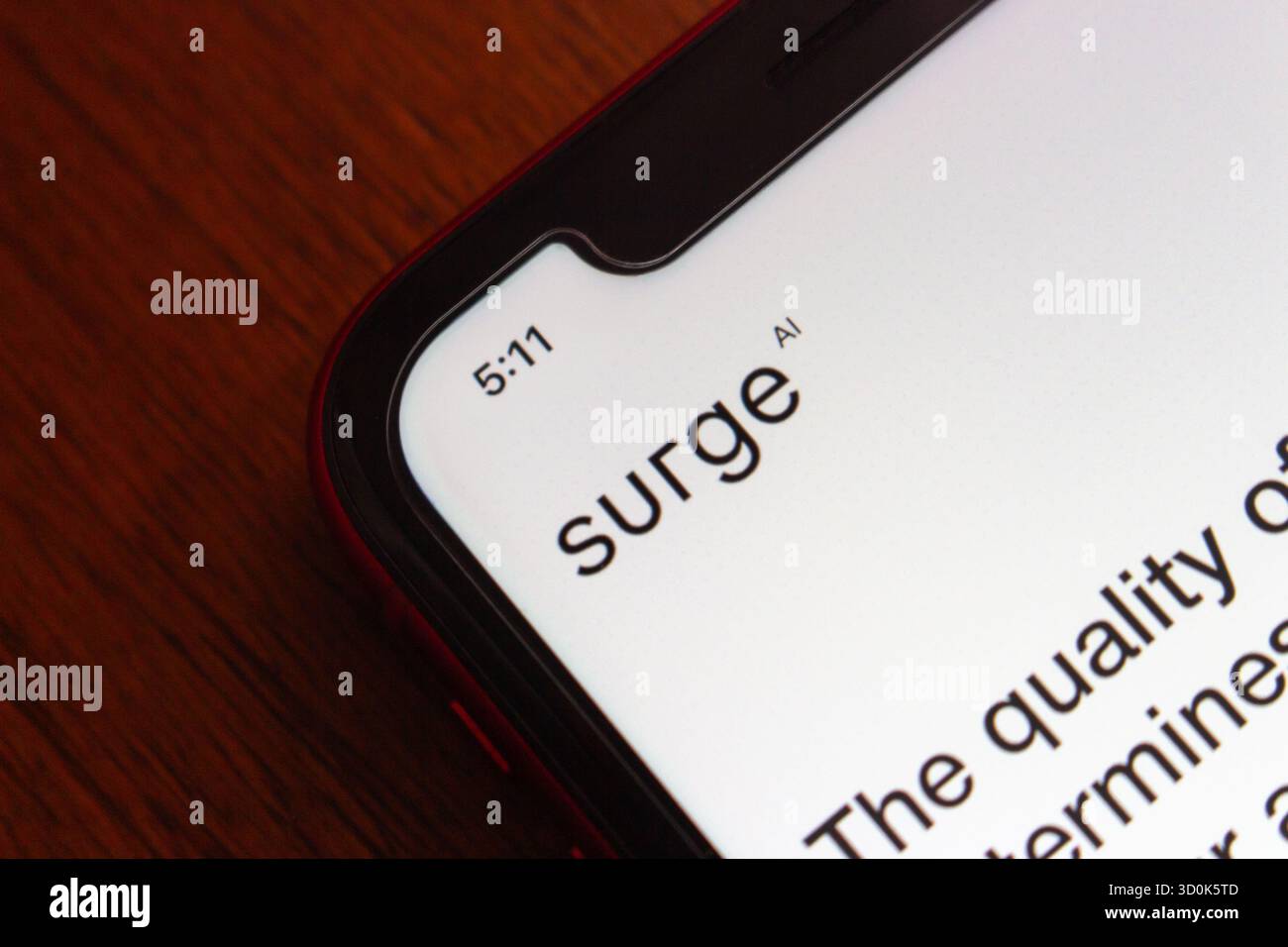 Quito, ECUADOR - 6 ottobre 2025: Primo piano del logo Surge ai sul suo sito web. Foto Stock