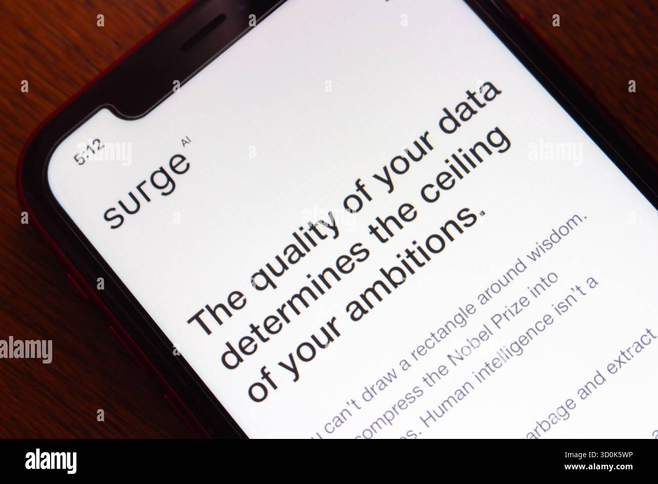 Quito, ECUADOR - 6 ottobre 2025 : primo piano dello schermo di uno smartphone che visualizza il sito Web Surge ai. Foto Stock