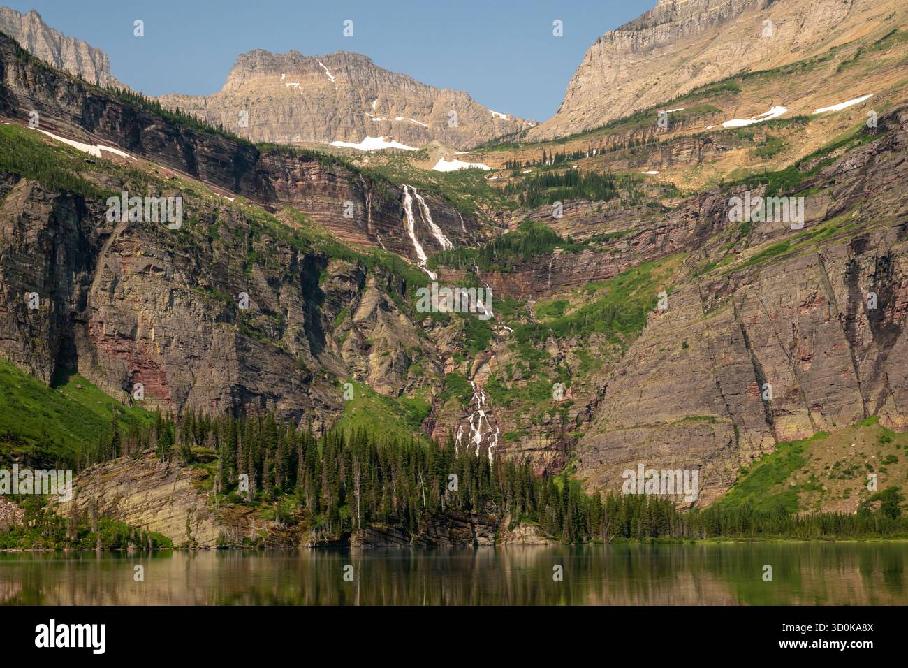 Diversi livelli delle cascate dal ghiacciaio Grinnell fino al lago sottostante in estate Foto Stock