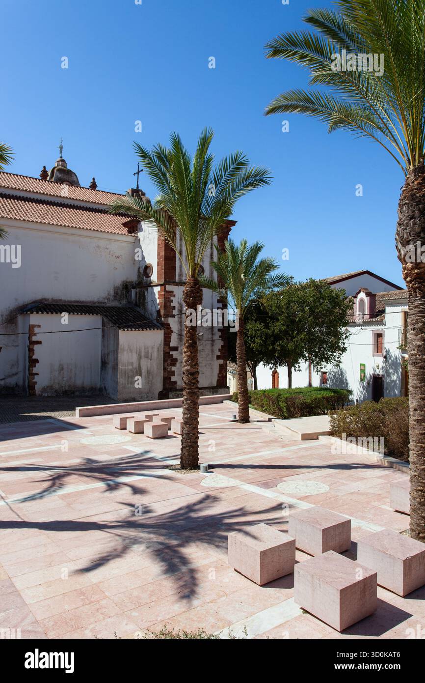 Vista della piazza pubblica situata dietro la cattedrale sé nella città medievale di Silves, nell'Algarve, Portogallo. Foto Stock