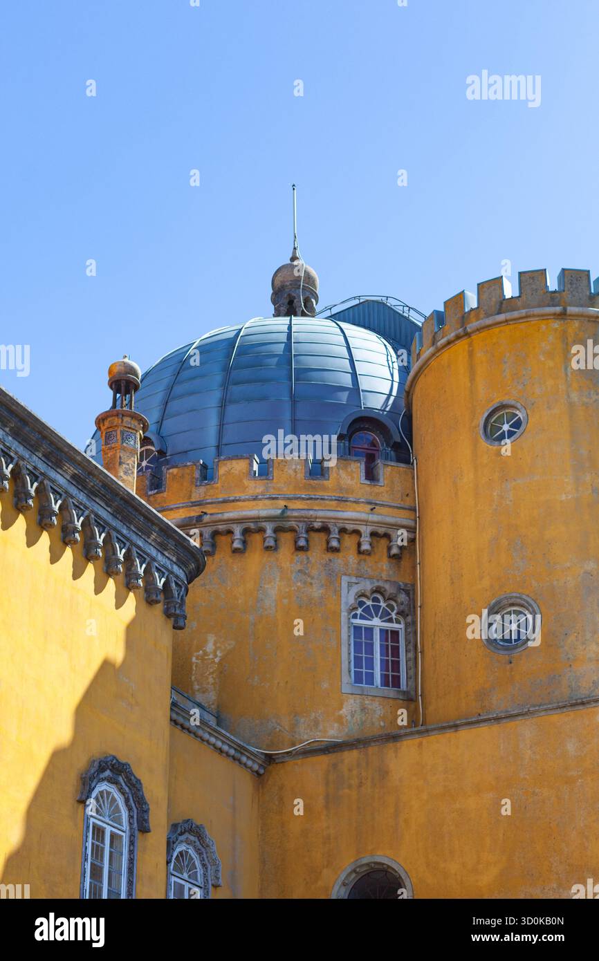 Dettagli dell'architettura colorata del Palazzo Nazionale di pena, un palazzo romanticista situato a Sintra, sulla Riviera portoghese, Portogallo. Foto Stock