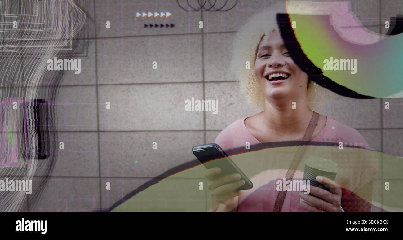 Donna sorridente con T-shirt rosa e borsa marrone con smartphone e caffè sul marciapiede con glitch Foto Stock
