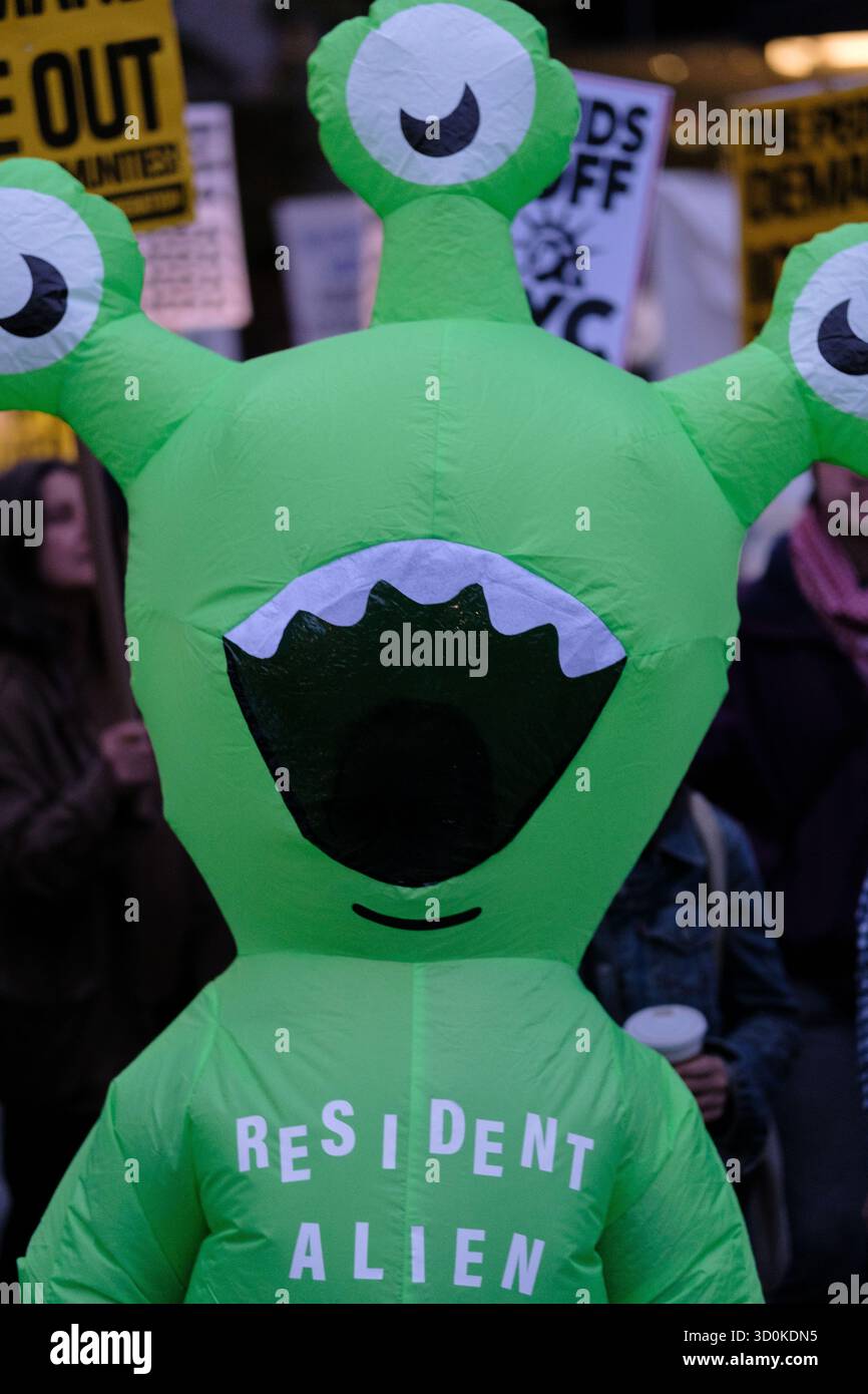 New York, New York, Stati Uniti. 22 ottobre 2025. Un manifestante indossa un costume gonfiabile alieno con la frase "Resident Alien" scritta sul petto, durante una dimostrazione a Foley Square, a New York, mercoledì 22 ottobre 2025. Questa risposta arriva dopo che più di 50 agenti federali hanno arrestato i venditori di immigrati a Canal Street, Lower Manhattan, martedì. I costumi gonfiabili sono diventati di recente più comuni nelle proteste legate AL GHIACCIO. (Credit Image: © Marco Postigo Storel/ZUMA Press Wire) SOLO PER USO EDITORIALE! Non per USO commerciale! Foto Stock