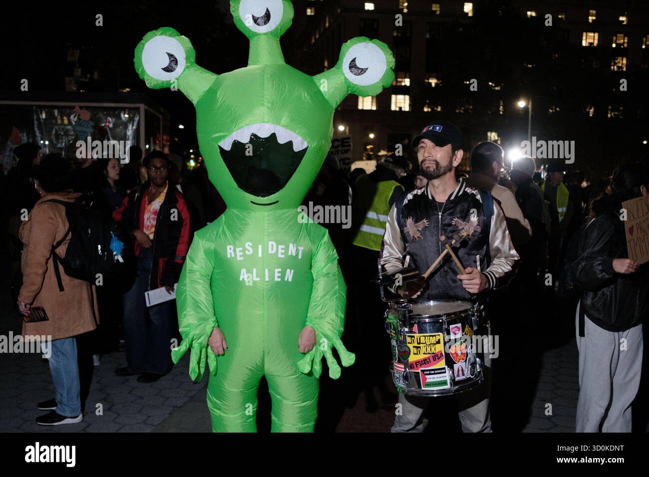 New York, New York, Stati Uniti. 22 ottobre 2025. Un manifestante indossa un costume gonfiabile alieno con la frase "Resident Alien" scritta sul petto, durante una dimostrazione a Foley Square, a New York, mercoledì 22 ottobre 2025. Questa risposta arriva dopo che più di 50 agenti federali hanno arrestato i venditori di immigrati a Canal Street, Lower Manhattan, martedì. I costumi gonfiabili sono diventati di recente più comuni nelle proteste legate AL GHIACCIO. (Credit Image: © Marco Postigo Storel/ZUMA Press Wire) SOLO PER USO EDITORIALE! Non per USO commerciale! Foto Stock