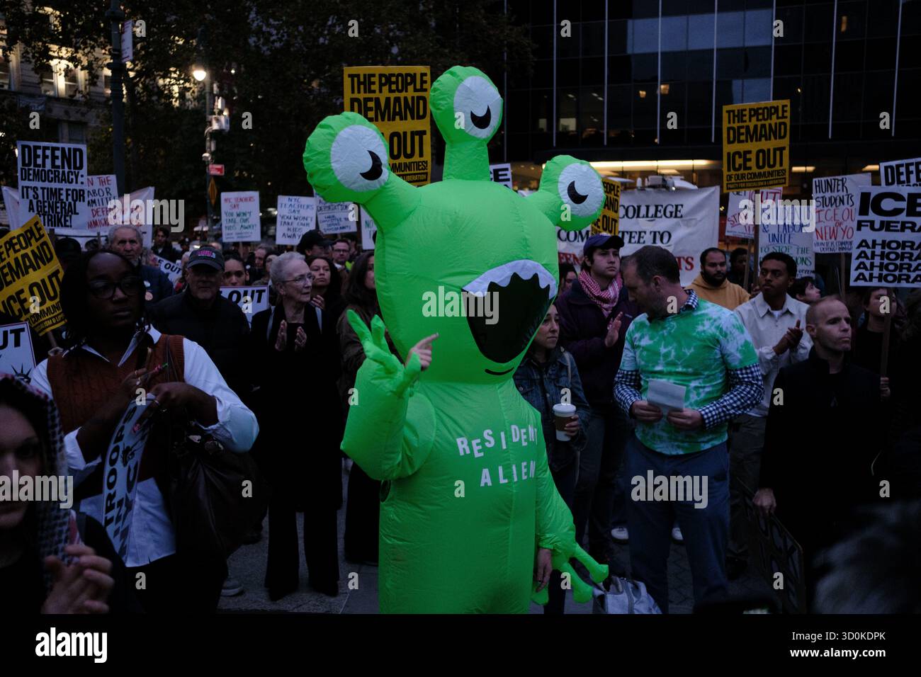 New York, New York, Stati Uniti. 22 ottobre 2025. Un manifestante indossa un costume gonfiabile alieno con la frase "Resident Alien" scritta sul petto, durante una dimostrazione a Foley Square, a New York, mercoledì 22 ottobre 2025. Questa risposta arriva dopo che più di 50 agenti federali hanno arrestato i venditori di immigrati a Canal Street, Lower Manhattan, martedì. I costumi gonfiabili sono diventati di recente più comuni nelle proteste legate AL GHIACCIO. (Credit Image: © Marco Postigo Storel/ZUMA Press Wire) SOLO PER USO EDITORIALE! Non per USO commerciale! Foto Stock