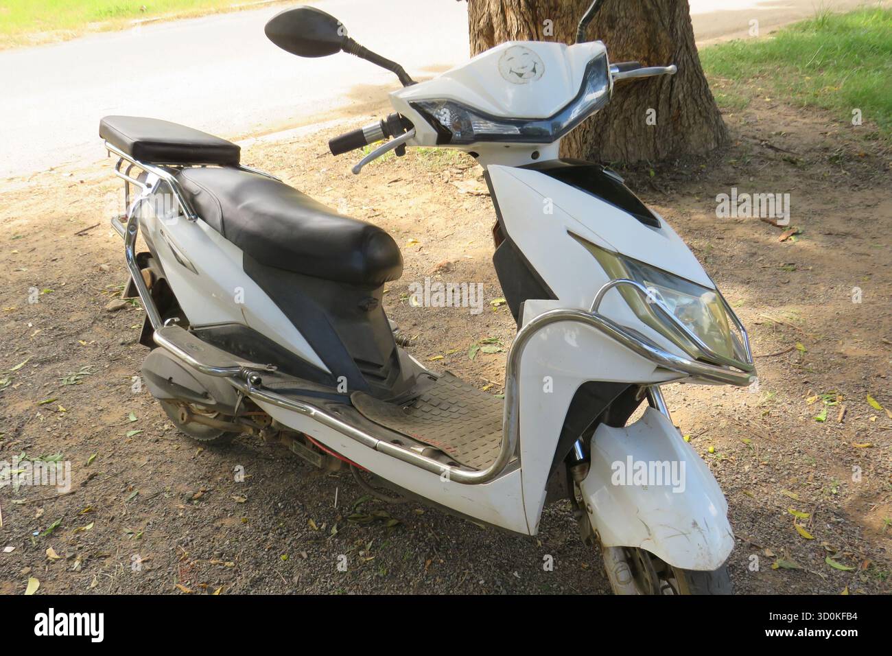 Uno scooter elettrico White e-bike a Bagan, Myanmar Foto Stock